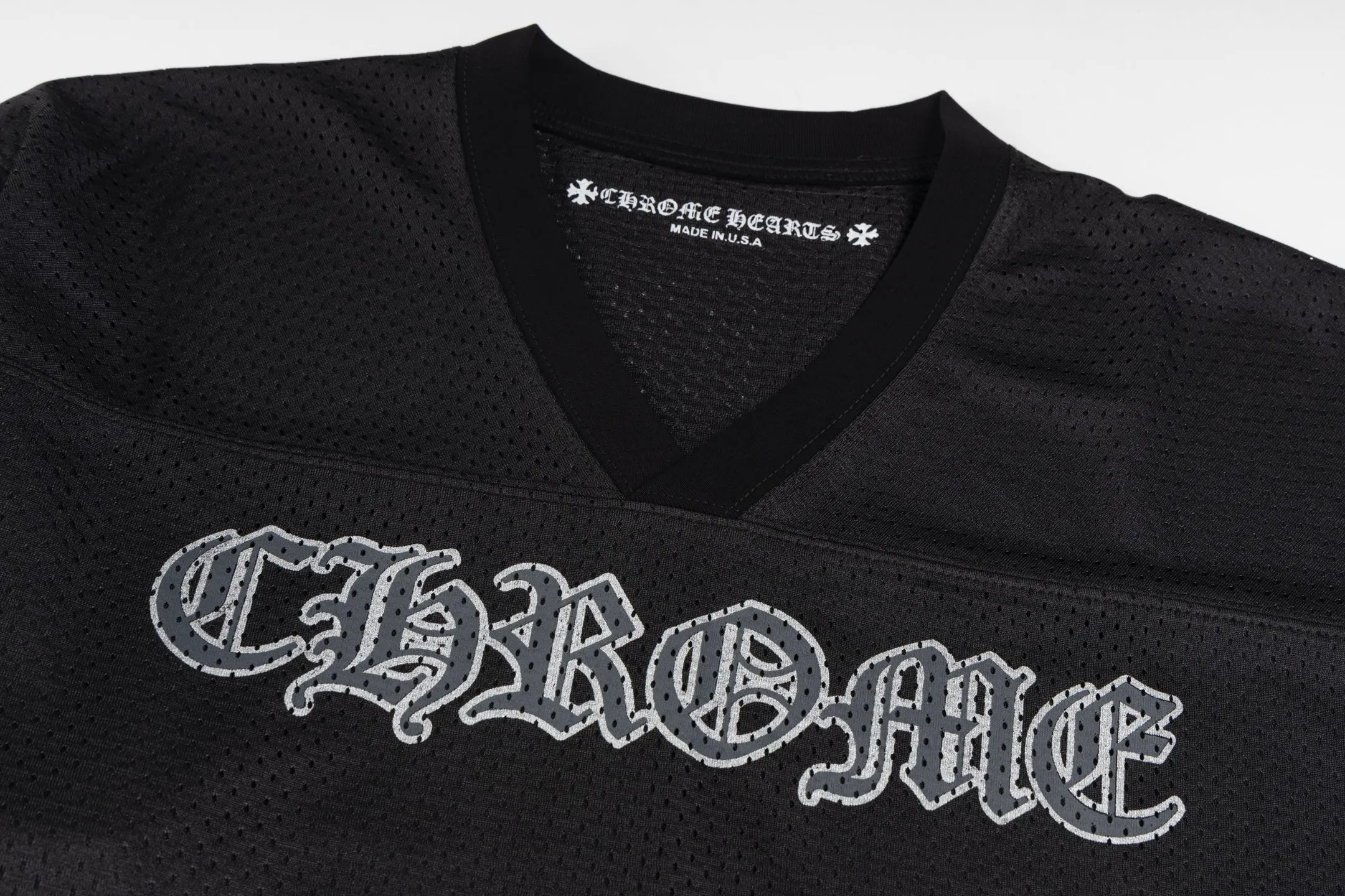 🅿️380 [Exclusive supply] CH Crow Heart Sanskrit Mesh Hockey Long Sleeve. The original version was purchased for 15,989 and developed. The fabric is made of custom weaving and dyeing technology. It is made of selected black mesh fabric, showing a unique sports style. The fabric has been specially treated to provide excellent breathability and comfort while maintaining a crisp and structured appearance. The double-layer design structure enhances the overall texture and makes the wearing experience more three-dimensional and full. The brand's iconic patterns are printed in many places, and high-precision printing technology is used to ensure that the patterns are clear and sharp. The silver printing has a glitter effect, showing charming luster changes under different lights. All printings undergo strict color difference control to ensure accurate color reproduction. The silver-plated pattern design on the sleeve arms is particularly eye-catching, showing the brand's consistent dark luxury style. In terms of details, the latest custom-woven labels are used, and the workmanship is exquisite. The overall shape is designed for both men and women, with both fashion and practicality. This T-shirt perfectly combines sports elements with high fashion craftsmanship, making it the brand's iconic street style item. Size:S/M/L